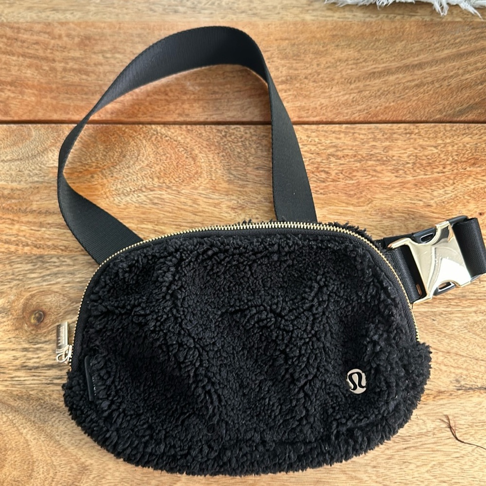 Lululemon Black Sherpa Belt Bag 1L